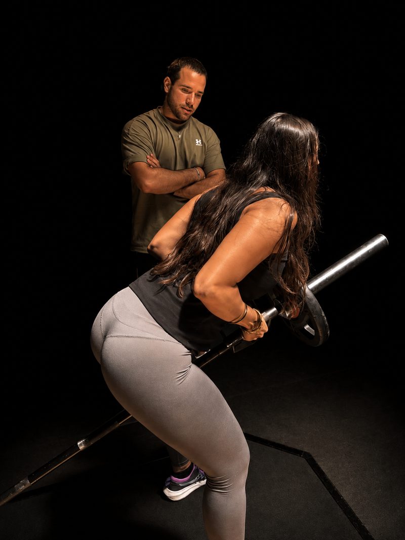 Supervision d'une cliente sur un exercice de hip thrust
